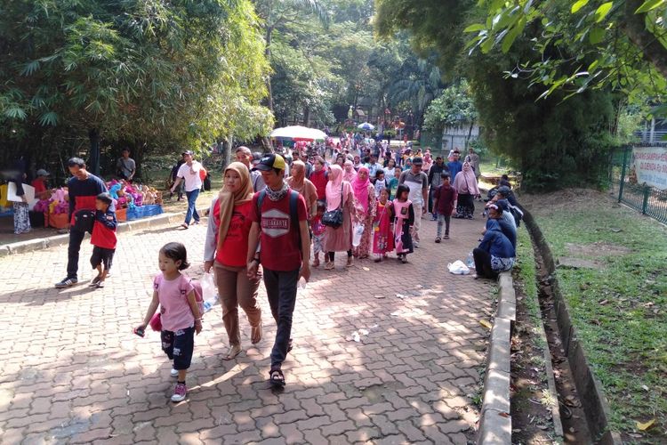 Ribuan Pengunjung Memadati Taman Margasatwa Ragunan di H+1 Lebaran, Kamis (6/6/2019)