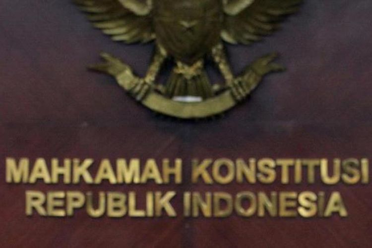 Ketua Mahkamah Konstitusi Mahfud MD menerima tokoh lintas agama yang tergabung dalam Indonesian Conference on Religion and Peace, di Gedung MK Jakarta, Senin (28/1/2013). Tokoh lintas agama tersebut mendatangi MK untuk menyikapi tentang pemaksaan mata pelajaran Agama Islam pada Sekolah Katolik di Blitar dan melaporkan dugaan pelanggaran konstitusi ke MK. TRIBUNNEWS/DANY PERMANA