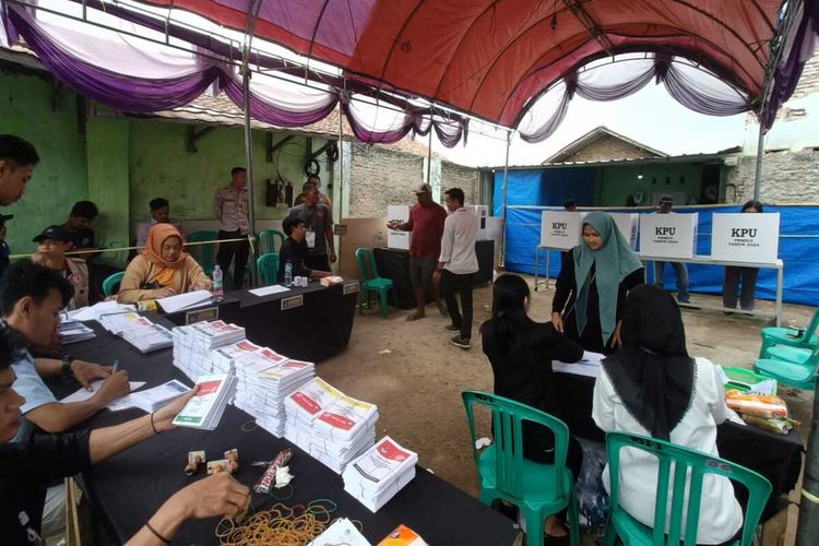 Situasi PSU di TPS 01 Kelurahan Banjarsari, Kecamatan Cipocok Jaya, Kota Serang. PSU digelar karena Ketua KPPS tidak menandatangani ratusan surat suara, Rabu (21/2/2024).