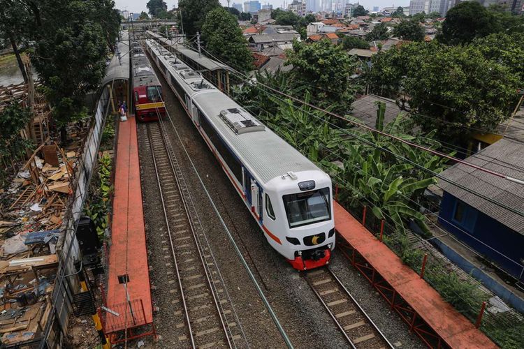 Kereta Api Bandara melintas di Stasiun Karet, Jakarta (8/1/2018). 