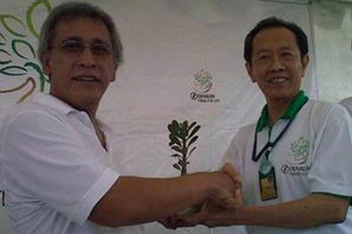 Iwan Fals menerima tanaman dari pihak yang mengadakan program Trees for Life, FX Supanji, di Demak, Jawa Tengah, 27 Mei 2010. 