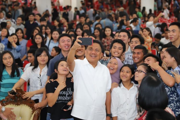 Usai talkshow Membumikan Pancasila Di Era Milenial, Gubernur Olly mengajak wefie para mahasiswa Universitas Sam Ratulangi, Rabu (24/10/2018). 