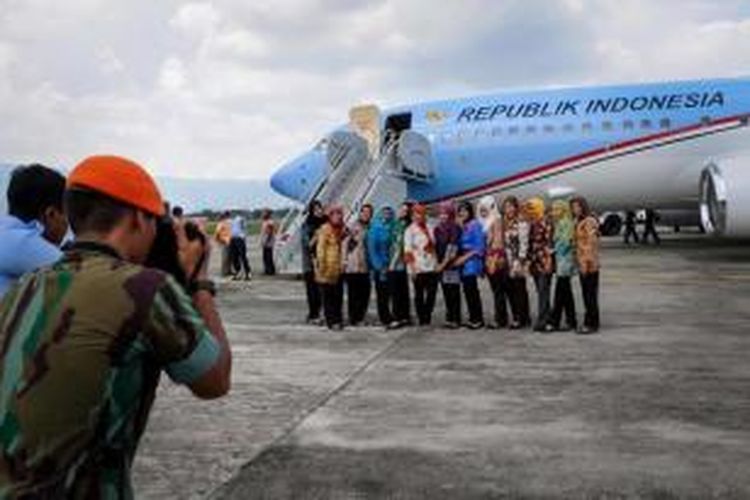 Warga berfoto di depan pesawat Kepresidenan Boeing Business Jett yang mendarat di Bandara Sultan Iskandar Muda, Blangbintang, 16 April 2014. Pesawat kepresidenan pertama milik Republik Indonesia tersebut melakukan percobaan penerbangan.