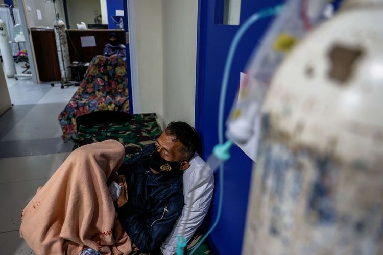 Pasien Covid-19 berada di Instalasi Gawat Darurat (IGD) di RSUD Koja, Jakarta Utara, Selasa (29/6/2021). Adanya pertambahan kasus positif Covid-19 sebanyak 8.348 orang pada laporan hari Senin ini, menyebabkan jumlah kasus aktif yang masih dirawat atau diisolasi, mengalami peningkatan 4.831 orang dari jumlah sebelumnya 57.295 orang, sehingga menyebabkan total kasus aktif saat ini sebesar 62.126 orang.