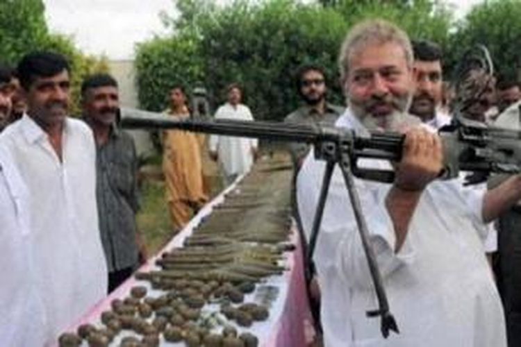 Chaudry Aslam Khan (pegang senjata) meninggal dalam serangan bunuh diri Taliban. 