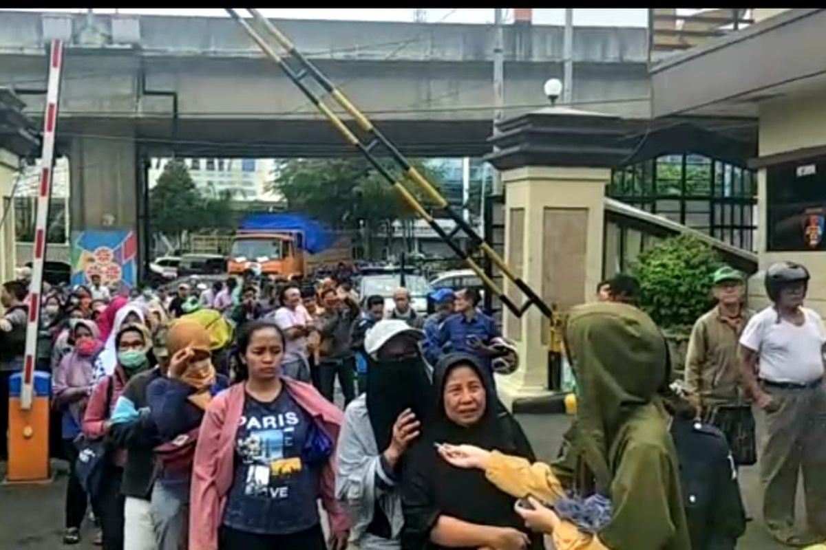 Antrean pembeli masker sitaan di Polres Metro Jakarta Utara, Kamis (5/3/2020).