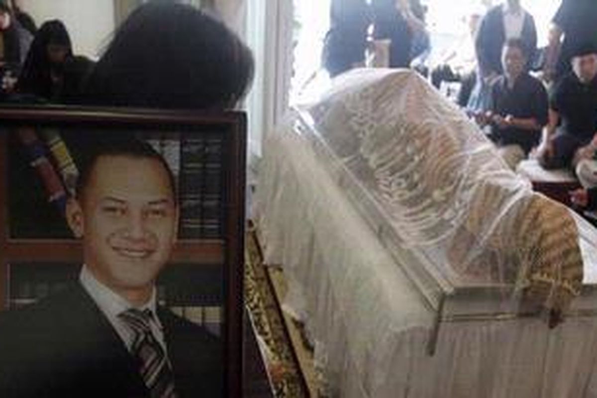 Jenazah anggota Komisi IX DPR-RI, Tjandra Pratomo Samiadji Massaid, disemayamkan di rumah duka, Cilandak, Jakarta Selatan, Sabtu (5/2/2011). Almarhum yang juga dikenal dengan nama Adjie Massaid tersebut meninggal karena indikasi serangan jantung. 