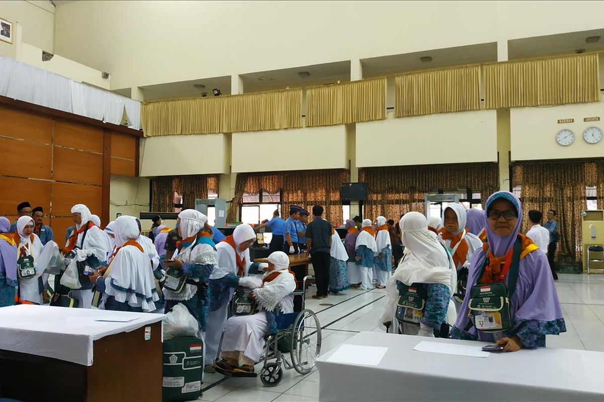 Jemaah haji asal Jawa Barat bersiap berangkat dari Asrama Haji Embarkasi Bekasi, Selasa (9/7/2019).