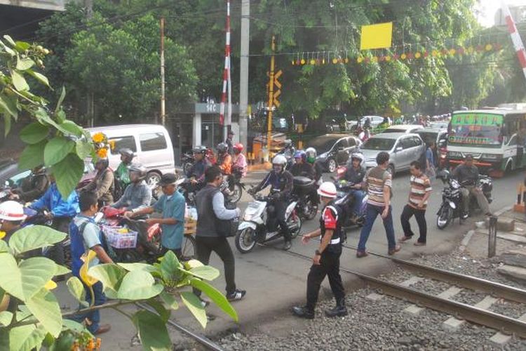 Kondisi pelintasan sebidang di sekitar Stasiun Tebet, Senin (30/11/2015). PT KAI Commuter Jabodetabek menyarankan Pemerintah Provinsi DKI Jakarta menutup pelintasan-pelintasan sebidang. Mereka menilai cara ini efektif untuk mencegah kecelakaan antara kereta dan kendaraan non-kereta.