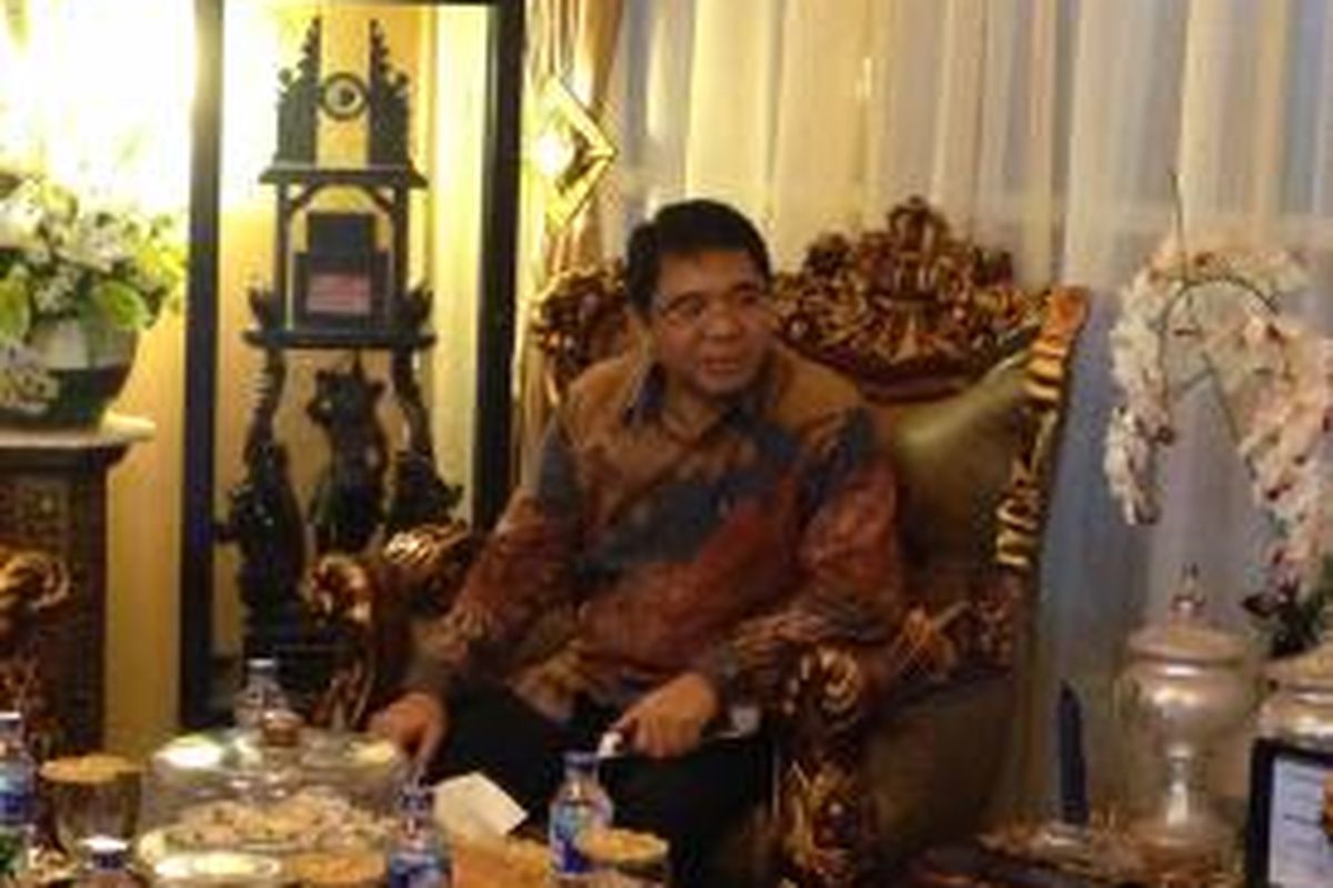 Kepala Badan Koordinasi Penanaman Modal (BKPM) Franky Sibarani saat mengunjungi kantor Bupati Bantaeng Nurdin Abdullah, Kabupaten Bantaeng, Sulawesi Selatan, Senin (7/12/2015) siang. 


