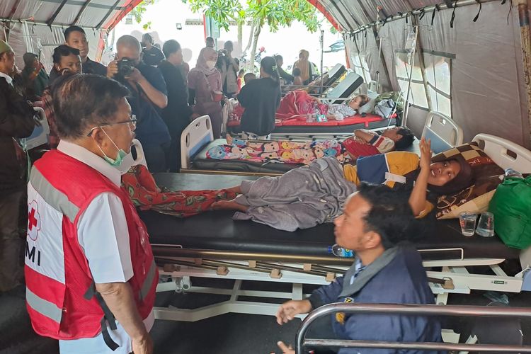 Ketua Umum Palang Merah Indonesia (PMI) Jusuf Kalla (JK) saat menemui korban gempa Cianjur yang sedang dirawat di RSUD Sayang, Kecamatan Cianjur, Rabu (23/11/2022). 