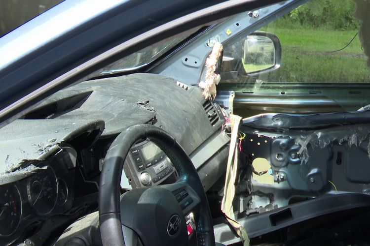 Interior mobil Subaru milik pasangan suami istri Mike Pilati dan Maria di Red Lodge, Montana, Amerika Serikat, hancur karena beruang masuk ke dalam tapi tidak bisa keluar semalaman pada Selasa (9/8/2022).