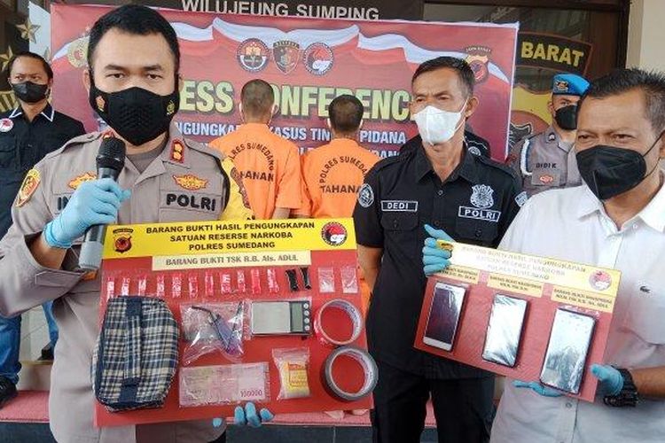 Kapolres Sumedang AKBP Indra Setiawan memamerkan barang bukti yang disita dari tiga pelaku penyalahgunaan narkoba jenis sabu-sabu di Mapolres Sumedang, Rabu (3/8/2022).