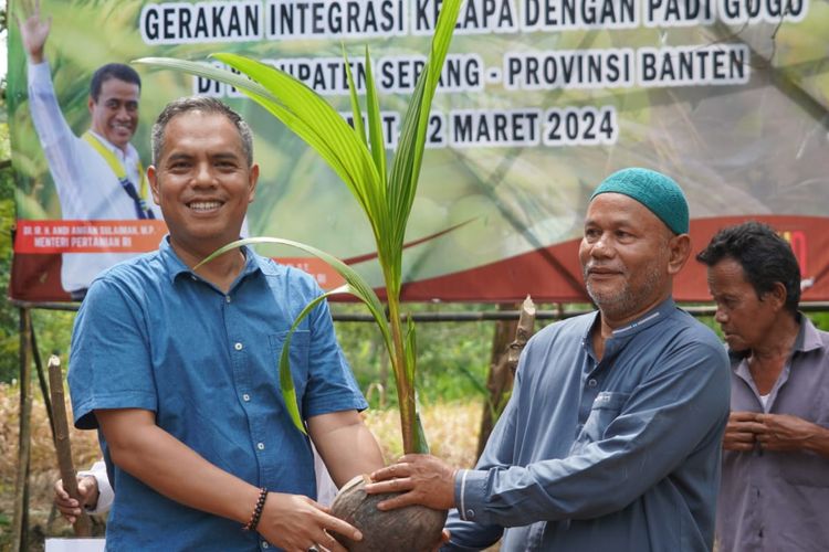 Sekretaris Direktorat Jenderal Perkebunan (Ditjenbun) Kementerian Pertanian (Kementan) Heru Tri Widarto memeberikan bantuan 100 benih kelapa kepada Kelompok Tani Harapan Jaya, di Desa Bandulu, Kecamatan Anyer, Kabupaten Serang, Provinsi Banten, Jumat (22/3/2024).