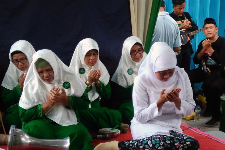 Khofifah Indar Parawansa (kanan) sedang berdoa, saat menghadiri undangan peringatan Harlah Muslimat di PC Muslimat Gresik, Minggu (8/4/2018).