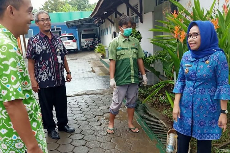 Wakil Bupati Pekalongan Jawa Tengah Arini  Harimurti (kanan) melihat lokasi yang sempat direndam banjir di RSUD Kraton.