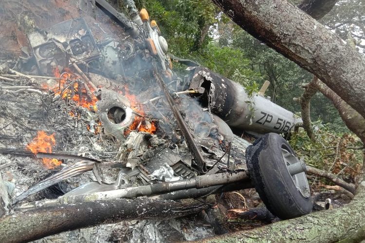 Visual terbaru dari tempat di mana sebuah helikopter militer India jatuh di Tamil Nadu, dengan Jenderal Bipin Rawat beserta jajarannya dan beberapa anggota keluarga berada di dalam helikopter. 