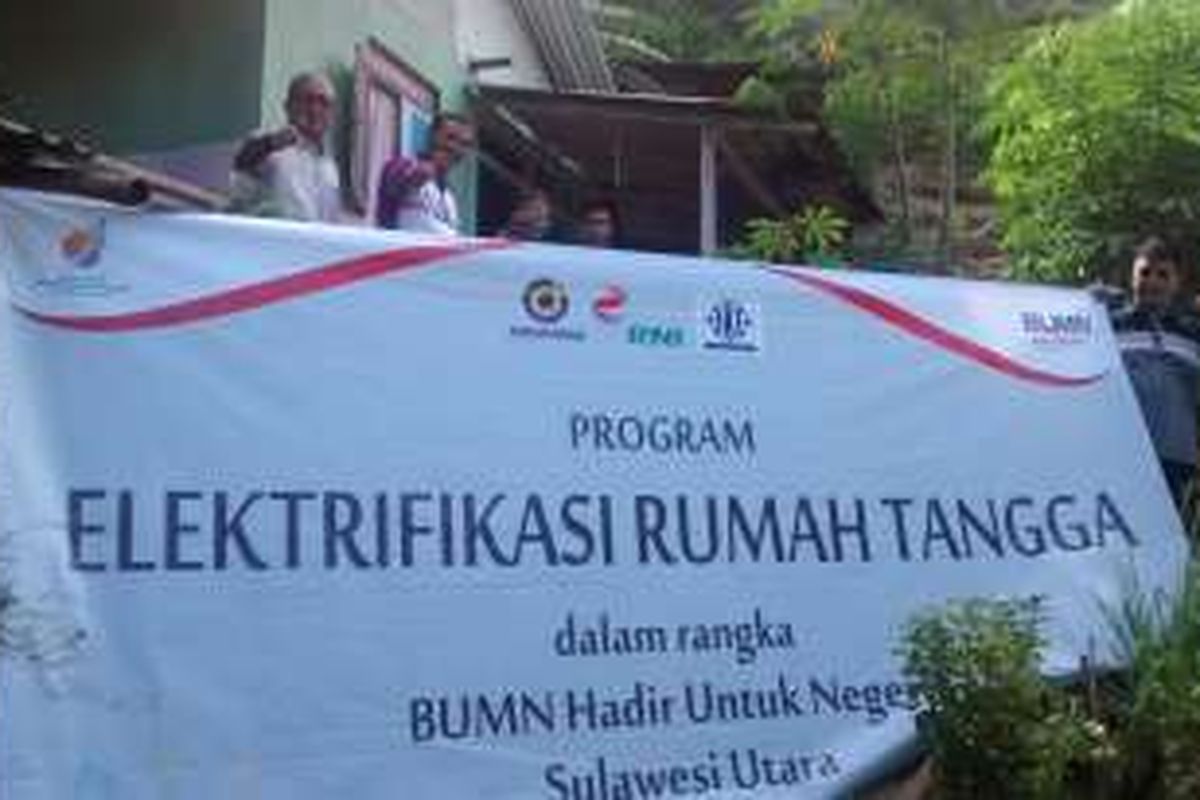 Kegiatan pemasangan listrik yang dilakukan oleh 3 BUMN di Manado, Minggu (14/8/2016)