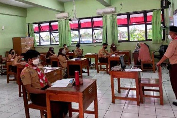 Sejumlah siswa dan siswi SMAN 77 Jakarta kembali melaksanakan kegiatan Pembelajaran Tatap Muka atau PTM pada Rabu (1/9/2021) hari ini. 
