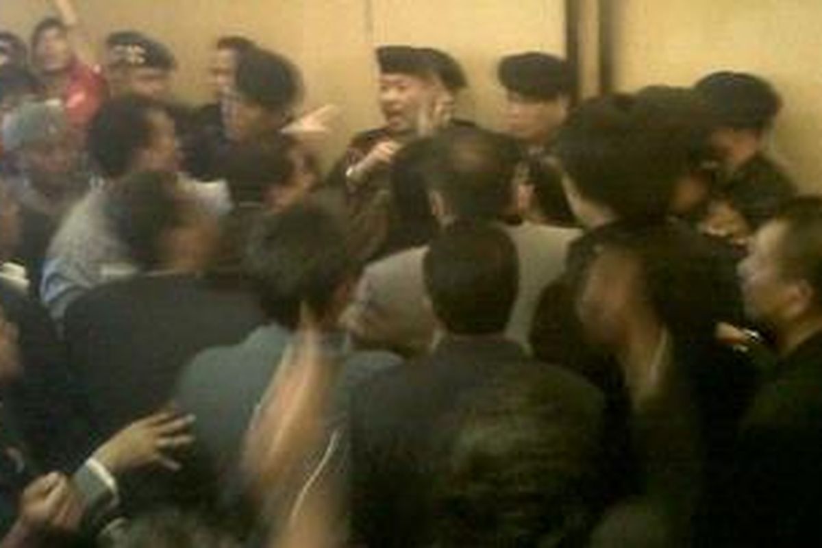 Aksi saling dorong di Kongres PSSI, Sabtu (26/3/2011).