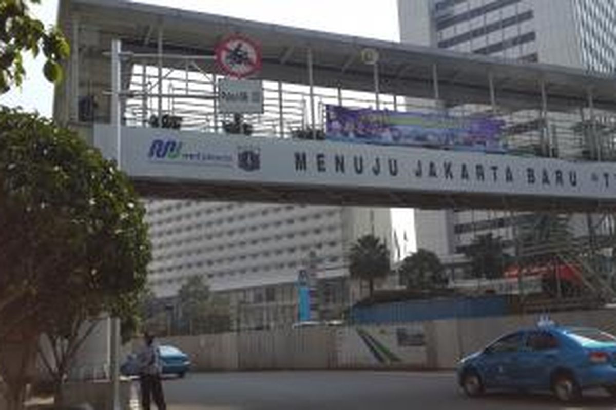 Larangan sepeda motor di Jalan MH Thamrin, Bundaran Hotel Indonesia, Jakarta Pusat.