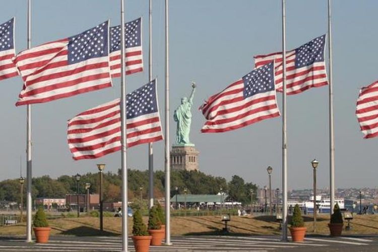 Ilustrasi: Bendera Amerika Serikat berkibar setengah tiang di New York.