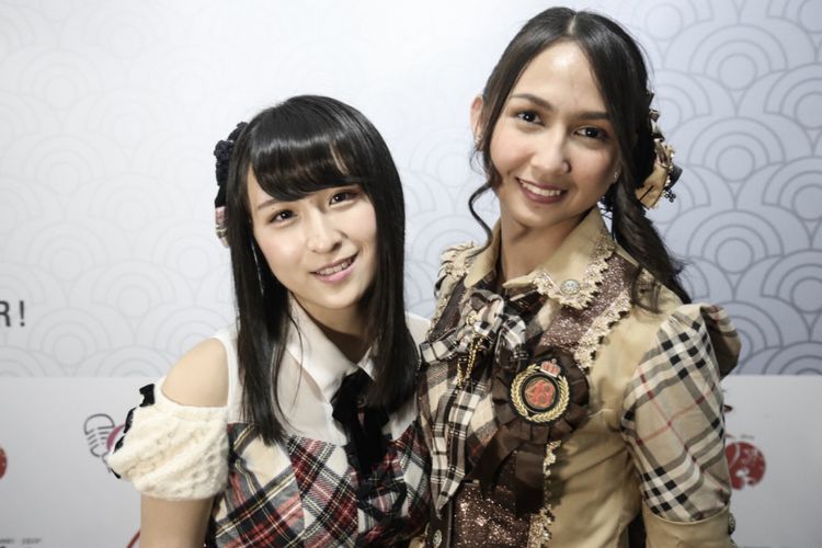 Personil JKT48 Stephanie Pricilla (kanan) dan personil AKB48 Saya Kawamoto berpose usai menghibur para penonton di acara Jak Japan Matsuri di Plaza Tenggara, Gelora Bung Karno (GBK) Senayan, Jakarta, Minggu (9/9/2018). Stephanie dan Saya akan mengikuti program pertukaran pelajar antara JKT48 dan AKB48 selama 1 bulan.