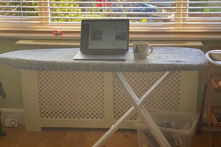 Banyak orang jadi kreatif menyulap ruangan di rumah jadi meja kerja selama kebijakan work from home.