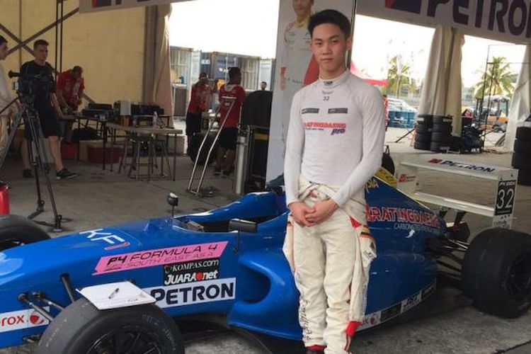 Pebalap muda Indonesia, Presley Martono, berpose di samping mobilnya sebelum menjalani percobaan terakhir pada sesi latihan seri keenam Formula 4 South East Asia (F4 SEA) di Sirkuit Sepang, Malaysia, Jumat (20/1/2017).