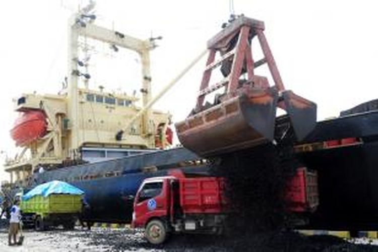 Seperti inilah aktivitas bongkar muat batu bara di pelabuhan Samudera Kolaka. Batu bara yang berserakan mengganggu aktifitas warga.