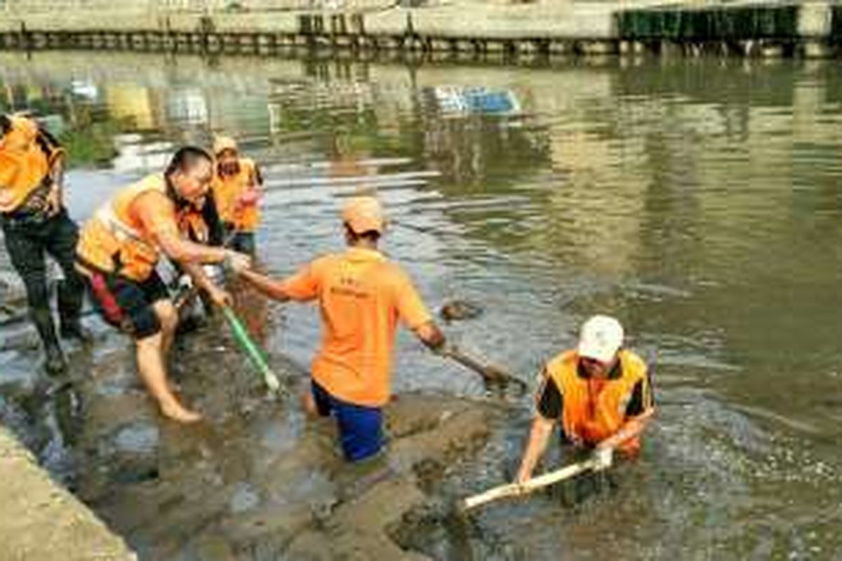 Para petugas PPSU Kwitang membersihkan lumpur di Kali Ciliwung belakang Kantor Kelurahan Kwitang, Senen, Jakarta Pusat, Selasa (17/5/2016).