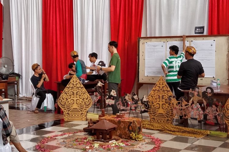 Suasana penghitungan suara di TPS khusus yang berada di Pesantren Madrasatul Qur'an Tebuireng, Jombang, Jawa Timur, Rabu (14/2/2024).