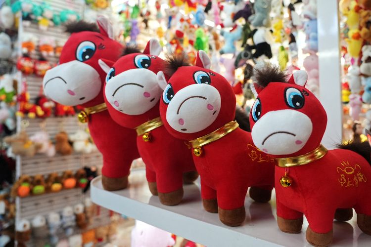 Crying horse atau boneka kuda cemberut dipajang menjelang Tahun Baru Imlek di China, bertepatan dengan Tahun Kuda 2026.
