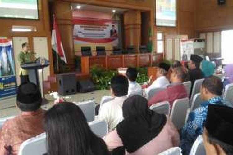 Gubernur Maluku, Said Assagaff saat memberikan sambutan dalam acara Rapat Telaah Program Keluarga Berencana Dan Pengembangan Keluarga (KKBPK) tahun 2016 di Kantor Gubernur Maluku, Jumat (26/8/2016).