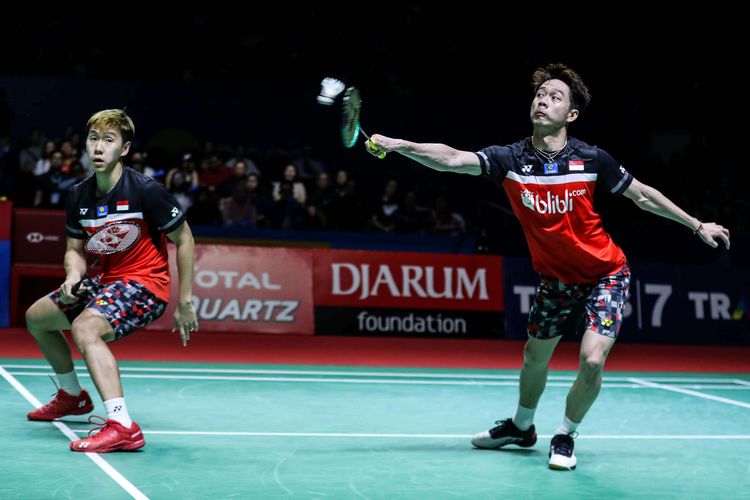 Pasangan ganda putra Indonesia, Marcus Gideon dan Kevin Sanjaya saat melawan ganda putra China, Li Jun Hui dan Liu Yu Chen dalam babak semifinal Blibli Indonesia Open 2019 di Istora Senayan, kompleks GBK, Jakarta, Sabtu (20/7/2019). Ganda putra Indonesia, Marcus Gideon dan Kevin Sanjaya menang dengan skor 21-9 21-13.