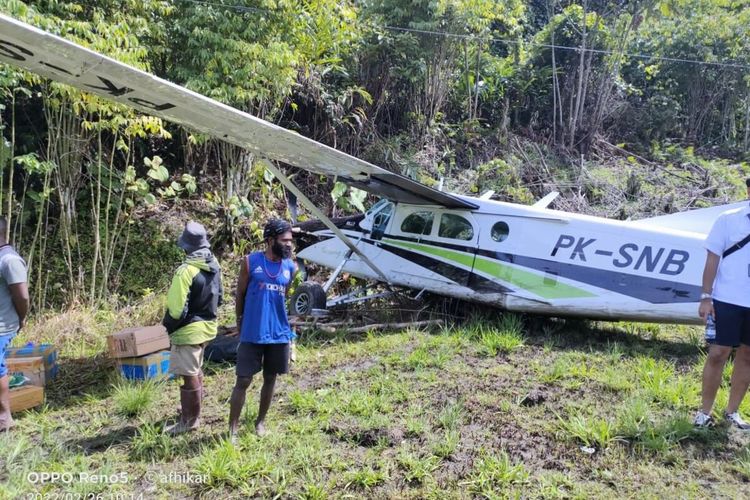Pesawat Pilatus milik Smart Air, tergelincir saat sedang mendarat di Lapter Kampung Bayabiru, Kabupaten Paniai, Papua, Sabtu (26/2/2022)