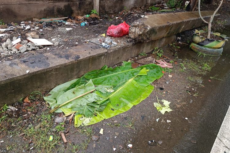 Lokasi perempuan yang diduga terpeleset saat mengendarai sepeda motor dan tewas di tempat di Kecamatan Cakung, Jakarta Timur, Rabu (1/2/2023).