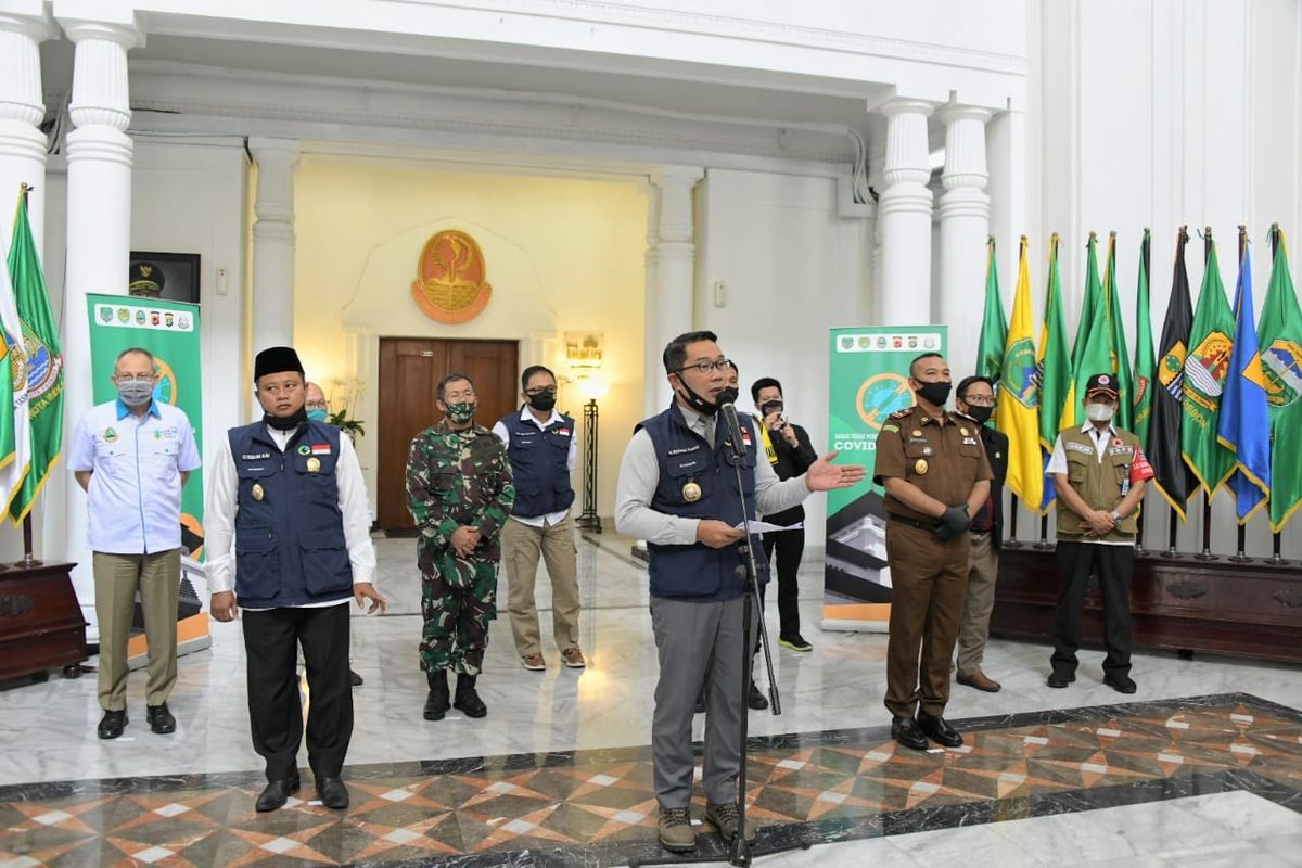 Gubernur Jawa Barat Ridwan Kamil bersama unsur Forkopimda Jabar, saat menghadiri konferensi pers di Gedung Sate, Jalan Diponegoro, Senin (29/6/2020).