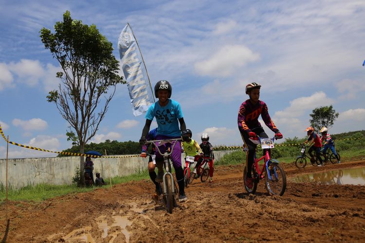 Sejumlah atlet sepeda BMX memacu sepedanya saat melintasi rintangan pada ajang Festival Wisata Sepeda BMX di Kompleks Islamic Center, Desa Sukada, Lampung Timur, Minggu (19/7/2017). Festival Wisata Sepeda BMX 2017 diikuti oleh sekitar 250 peserta dari bebagai wilayah di Provinsi Lampung.