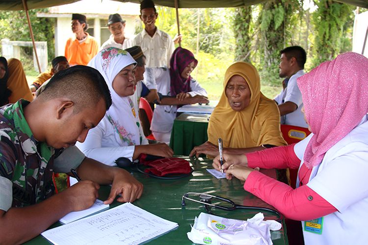 TIM Medis dari TNI dan Dokter dari RSUD Cut Nyak Dhien Meulaboh, Kabupaten Aceh Barat memberikan pelayanan pengobatan geratis di posko kesehatan yang didirikan Kodim 0105 Aceh Barat di Desa Balee, Kecamatan Meureubo, Aceh Barat, Kamis (13/04/17)
