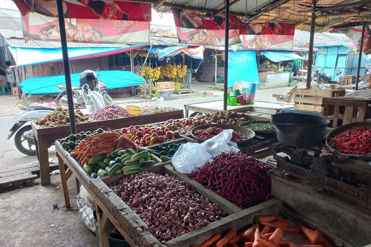 Salah satu pedagang sayuran di Pasar Kemirimuka, Depok, yang dagangannya masih banyak belum terjual pada hari pertama Ramadhan, Kamis (23/3/2023).