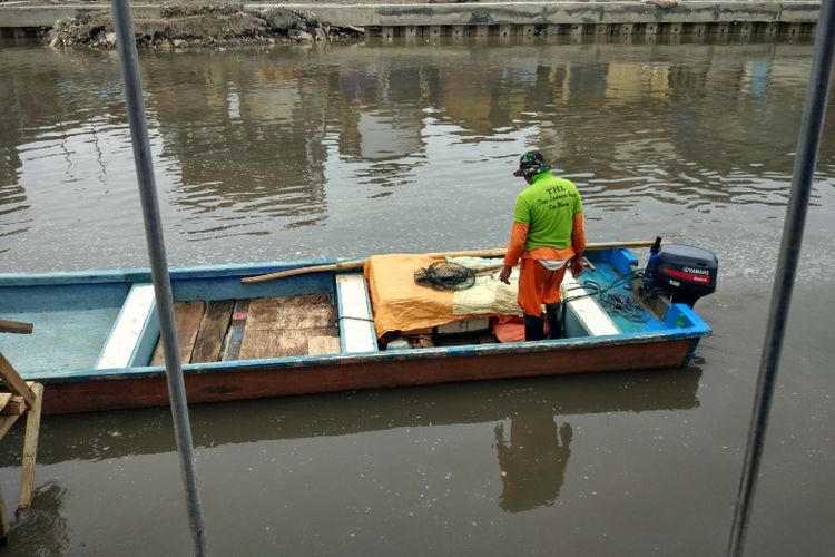 Seorang nelayan memarkir perahunya di Sungai Tondano, Sulawesi Utara, Rabu (15/11/2017).