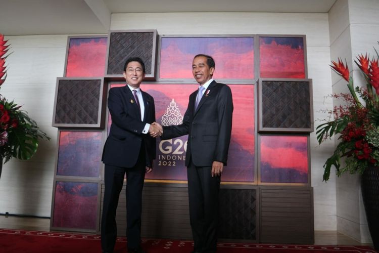 Presiden Joko Widodo dan PM Jepang Fumio Kishida saat pertemuan bilateral di Nusa Dua, Bali, Senin (14/11/2022).