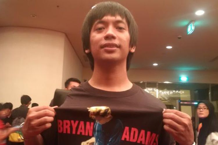 Rian DMASIV saat menonton penampilan Bryan Adams dalam konser 