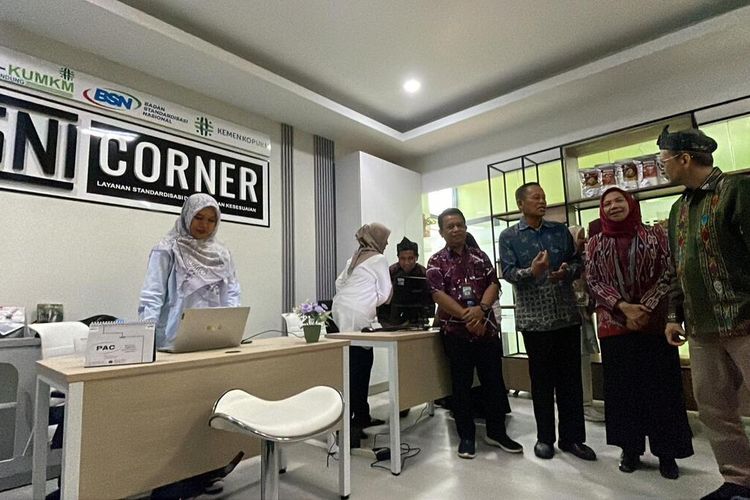 Deputi Bidang Usaha Kemenkop UKM dan BSN saat mengunjungi PLUT Soreang, Kabupaten Bandung, Jawa Barat, Rabu (7/6/2024)