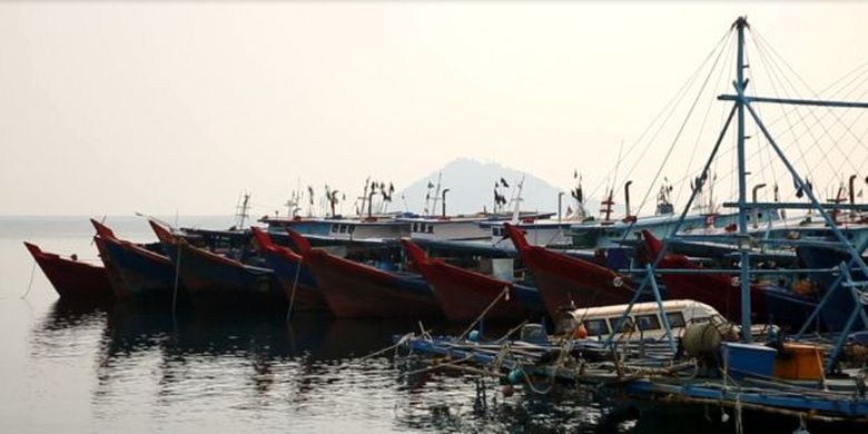 Kapal ikan dari Tanjung Balai Karimun sedang bersandar di SKPT Selat Lampa, Kabupaten Natuna