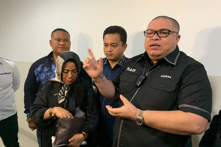 Pengacara Razman Arif Nasution bersama kuasa hukumnya saat ditemui usai persidangan kasus gugatan terhadap Richard Lee di Pengadilan Negeri, Jakarta Pusat, Selasa (20/9/2022).