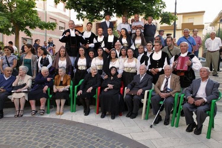 Keluarga Melis secara resmi menjadi keluarga tertua di dunia dengan sembilan saudara laki-laki dan perempuan dengan total 818 tahun, berpose bersama sembilan anaknya, 24 cucu dan 25 cicit, di luar rumahnya di desa Perdasdefogu di pulau Sardinia pada 21 Agustus 2012. 