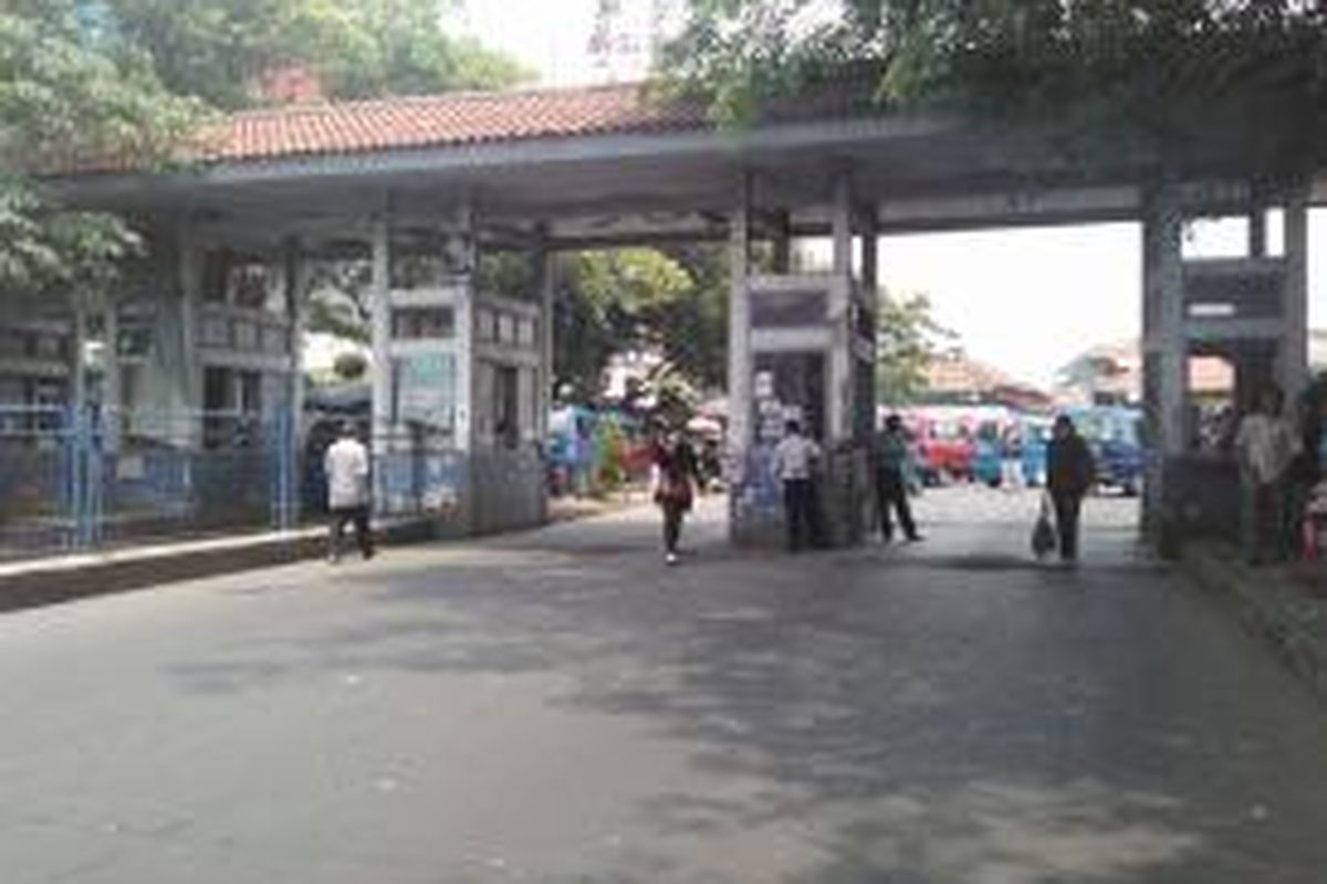 Suasana pintu masuk Terminal Depok, Jl Margonda Raya, Senin (6/10/2014).