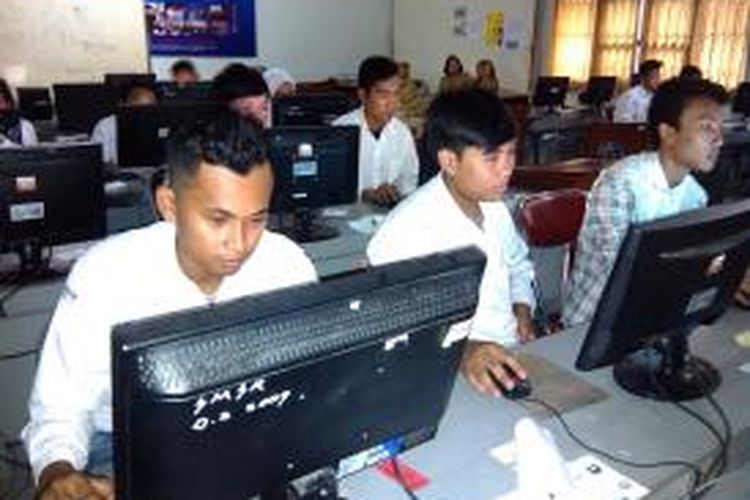 Pelaksanaan Ujian Nasional dengan berbasis sistem computer based test (CBT) masih belum berjalan sempurna. Di DI Yogyakarta, khususnya SMK Negeri 3, Kasihan, Bantul, puluhan mahasiswa gagal 'login' pada lembar soal online. 